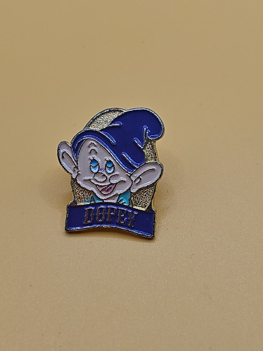 DOPEY Snow White WALT DISNEY STORE Lapel Hat Pin Gold Tone Enameled